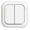 Biały, prostokątny włącznik światła z dwoma prostokątnymi przyciskami pośrodku kwadratowej ramki.