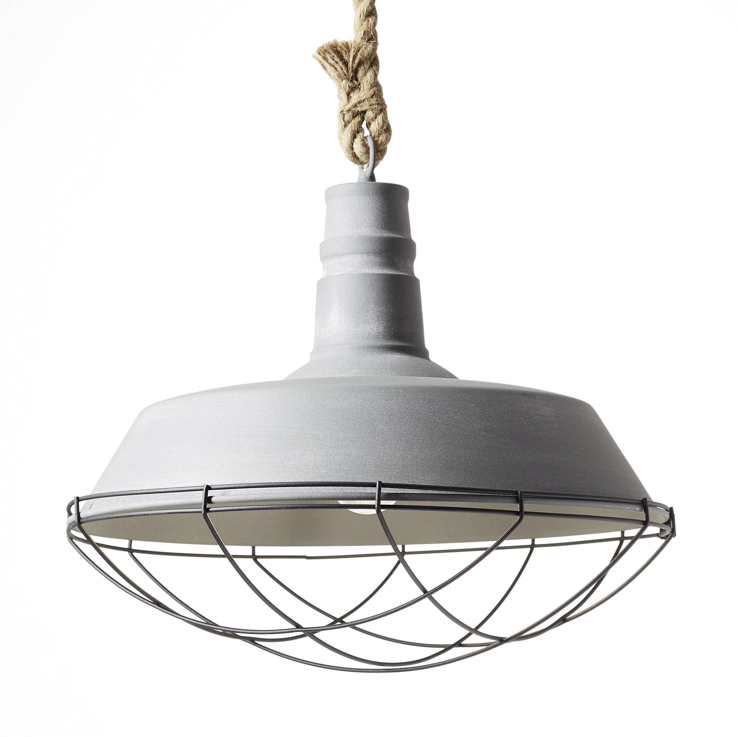 Szara lampa wisząca z metalowym kloszem w kształcie klatki, zawieszona na grubej linie.