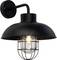 Czarna lampa ścienna w stylu industrialnym z okrągłym metalowym kloszem i widoczną żarówką w drucianej klatce.