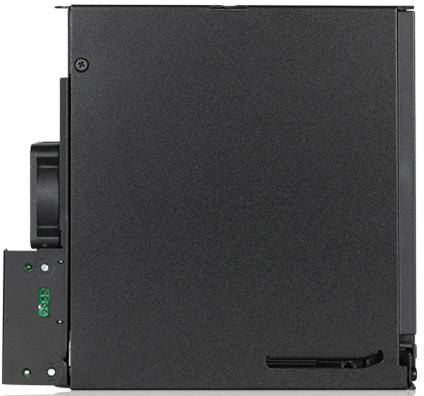 Czarny, prostokątny sprzęt elektroniczny z wentylatorem po lewej stronie i polem złączy w lewym dolnym rogu.