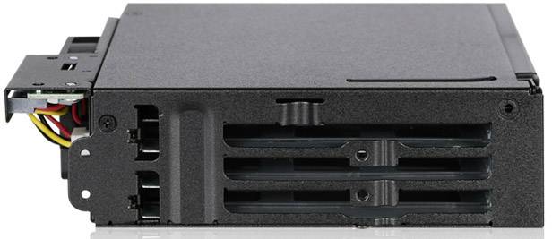 Czarne napęd dyskietek z otwartą przednią ścianką ujawnia wewnętrzne kable i złącza. Jest najczęściej stosowany w starszych komputerach.