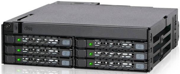 Serwer z sześcioma slotami, podświetlony na zielono. Sloty ponumerowane od 1 do 6. Odpowiedni do przechowywania danych w centrum przetwarzania danych.