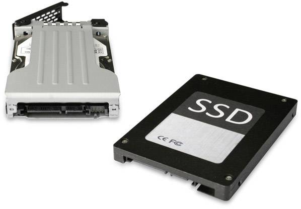 'Dwa dyski SSD: jeden większy z obudową i otworami wentylacyjnymi, drugi bez obudowy, przedstawiający informacje o producencie i modelu.'