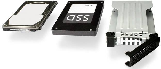 'Trzy dyski twarde: po lewej tradycyjny HDD, pośrodku SSD, po prawej obudowa macierzy RAID. Różne rodzaje budowy.'