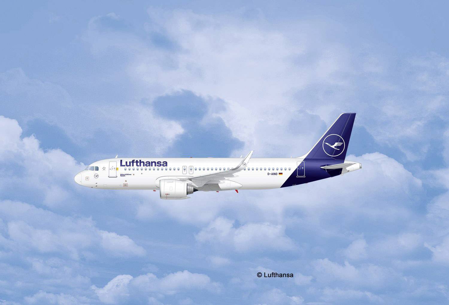 Samolot linii Lufthansa, model Airbus A320, leci na tle niebieskiego nieba z chmurami.