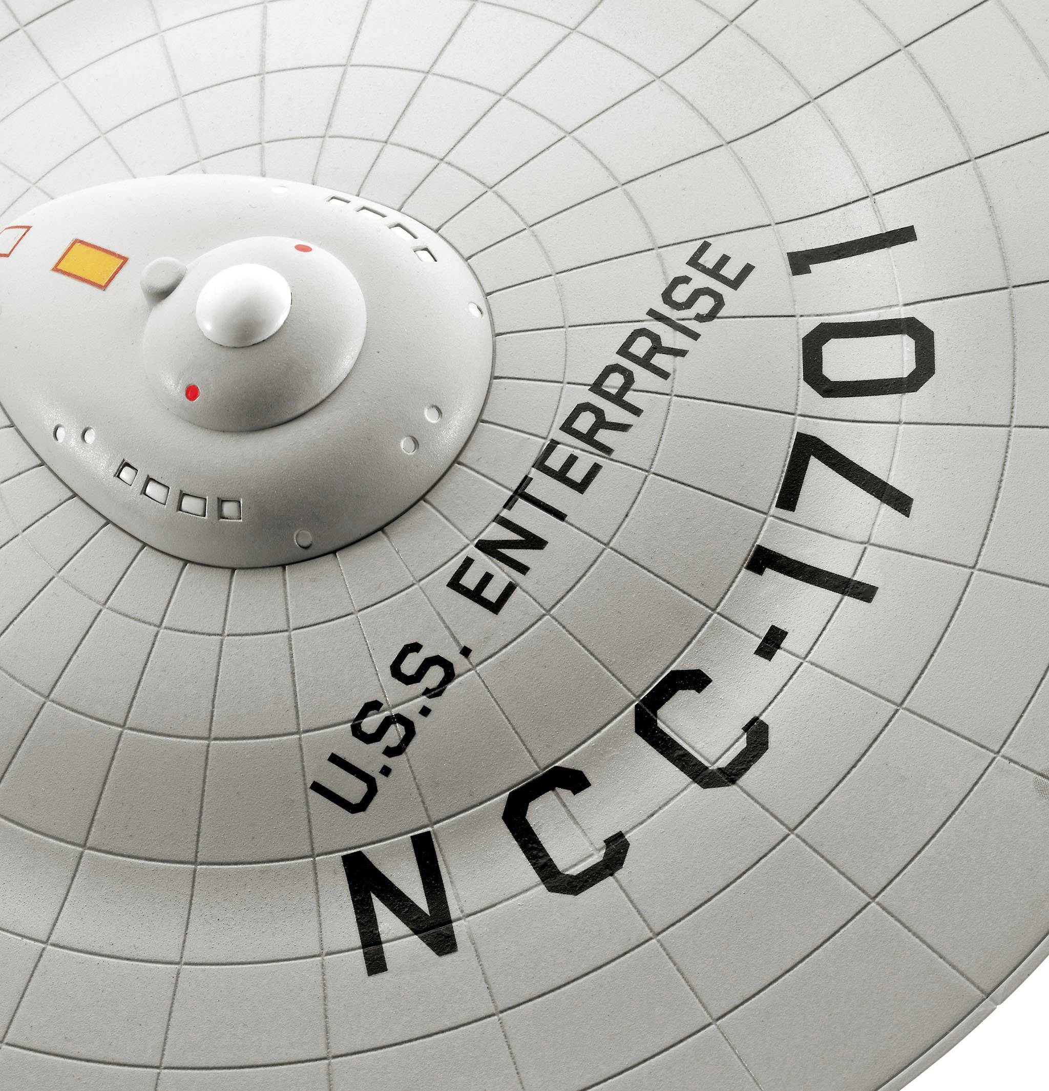 Szary model statku kosmicznego z napisem 'U.S.S. Enterprise NCC-1701', prezentujący ikoniczny, okrągły kształt klasycznego statku science fiction.