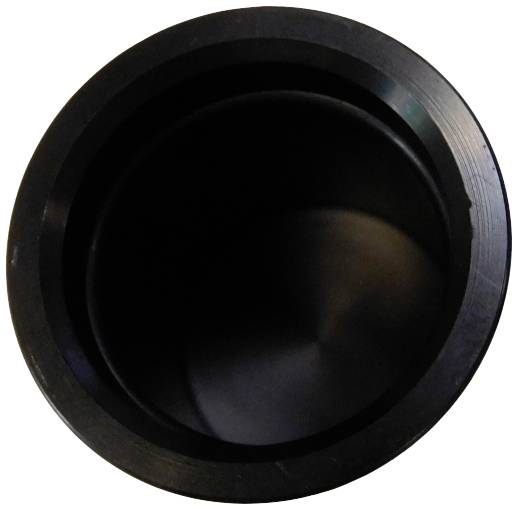 Ciemna, okrągła wnęka, czarna i błyszcząca, otoczona szeroką, matową krawędzią.