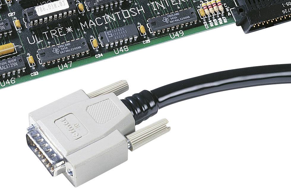 Kabel przyłączeniowe z wtyczką DB25 jest podłączone do płytki komputerowej, która przedstawia oznaczenia i elementy elektroniczne.