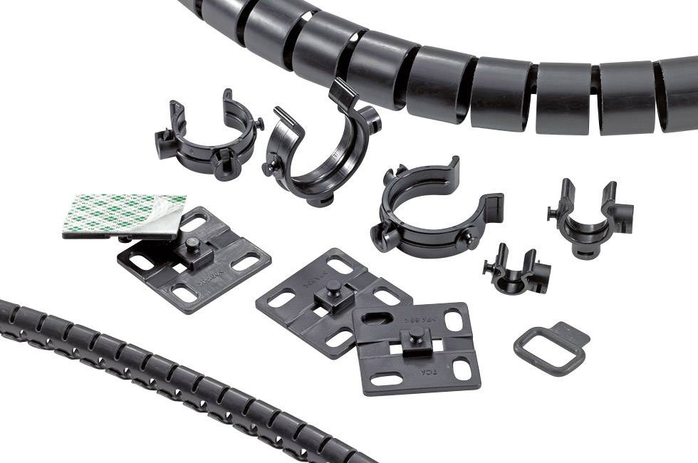 Różne czarne elementy do zarządzania kablami, w tym opaski zaciskowe, klipsy i uchwyty, ułożone na białym tle.