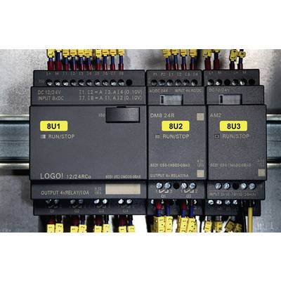 Rząd czterech elektrycznych urządzeń sterujących na metalowej płycie, oznaczonych etykietami '8U1', '8U2', '8U3', otoczonych kolorowymi przewodami.