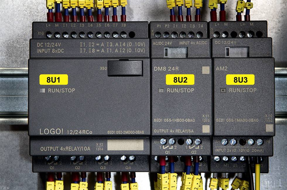 Elektryczny moduł tablicy rozdzielczej z wieloma zaciskami przyłączeniowymi i oznaczeniami '8U1', '8U2', '8U3', wskazującymi na funkcje sterujące.