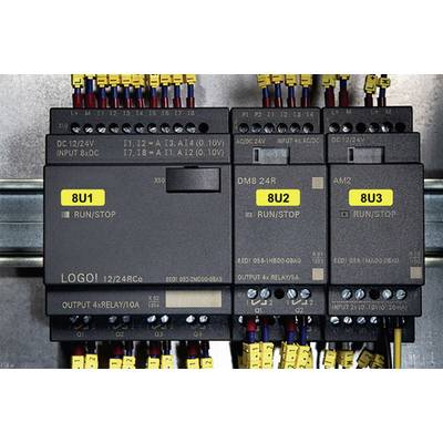 Elektryczny moduł szafki sterowniczej z wieloma przewodami i żółtymi etykietami na podzespołach oznaczonymi jako '8U1', '8U2' oraz '8U3'.