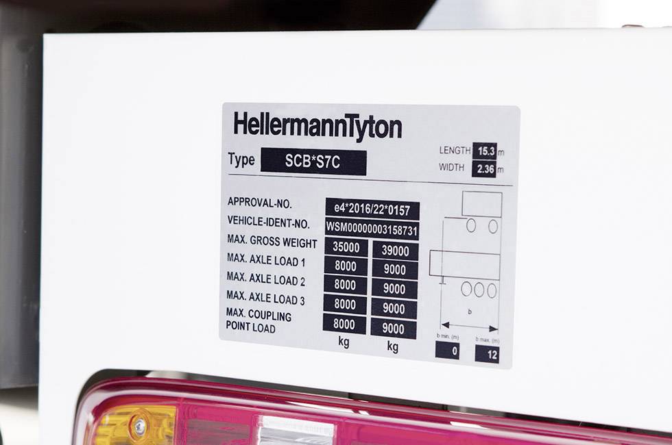 Etykieta firmy HellermannTyton na białym tle, typ 'SCB S7C', prezentuje informacje takie jak długość 15,3 m, szerokość 2,6 m, maksymalne obciążenia osi oraz inne specyfikacje.