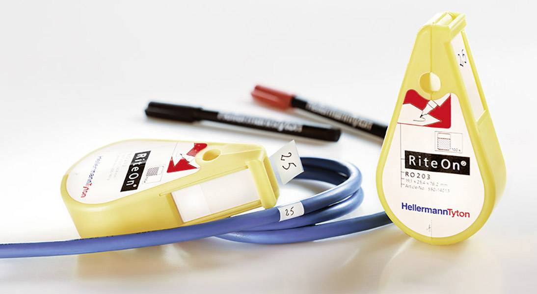 System do oznaczania kabli z żółną obudową i taśmami do opisywania, wyposażony w dwa pisaki, służy do oznaczania przewodów.