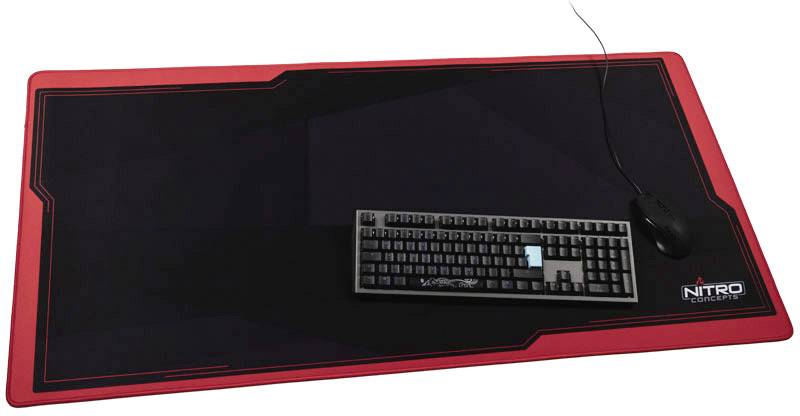 Duża, czerwono-czarna podkładka pod mysz z klawiaturą i myszą na niej. Podkładka nosi napis 'Nitro Concepts'.