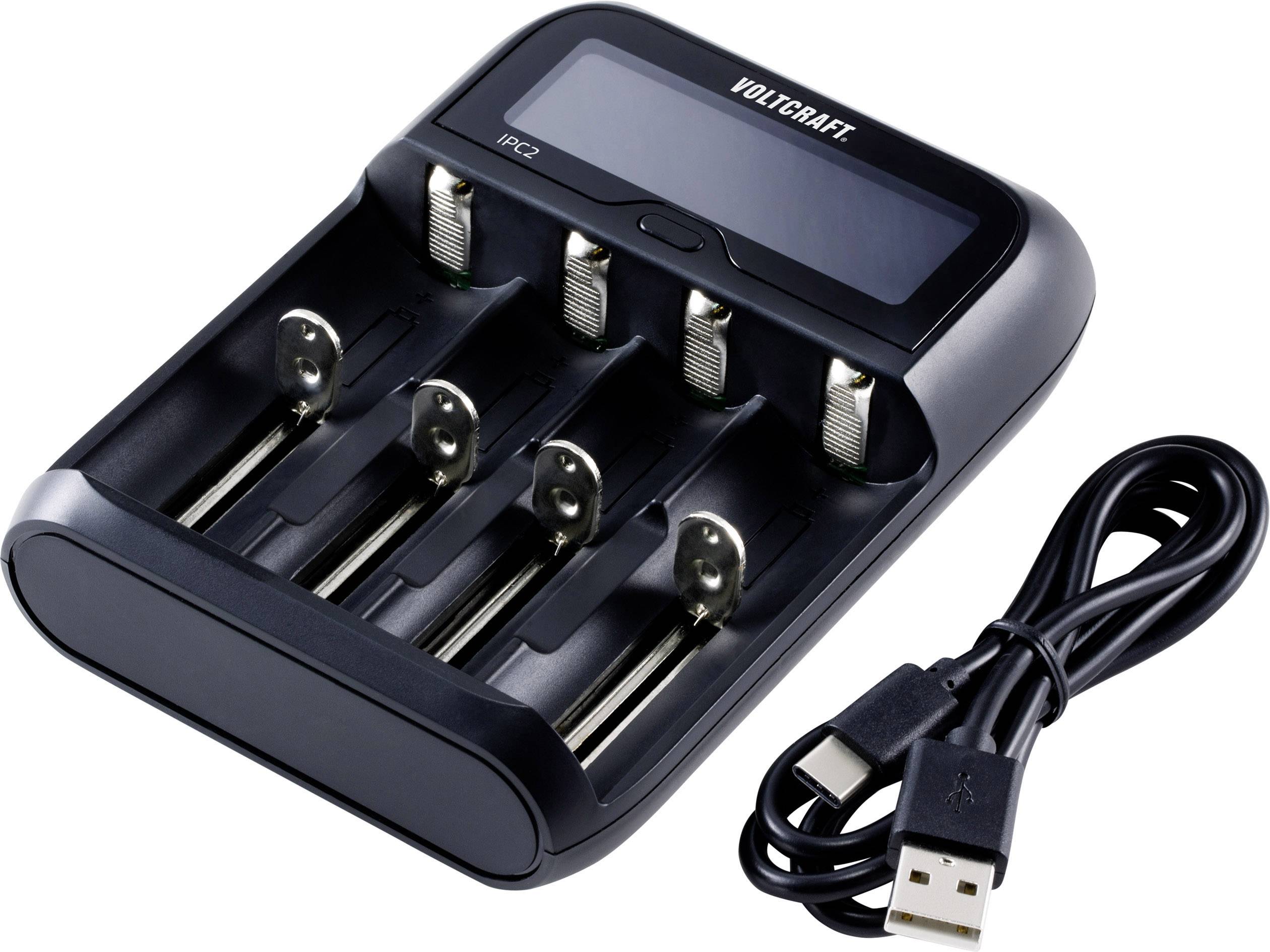 Czarna ładowarka z czterema slotami na akumulatory i przewodem USB. Wyświetlacz pokazuje informacje o procesie ładowania.