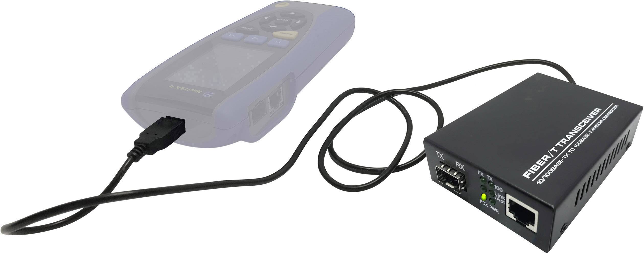 Konwerter światłowodowy z dwoma portami Ethernet i złączem światłowodowym. Połączony z przenośnym urządzeniem pomiarowym za pomocą kabla USB.