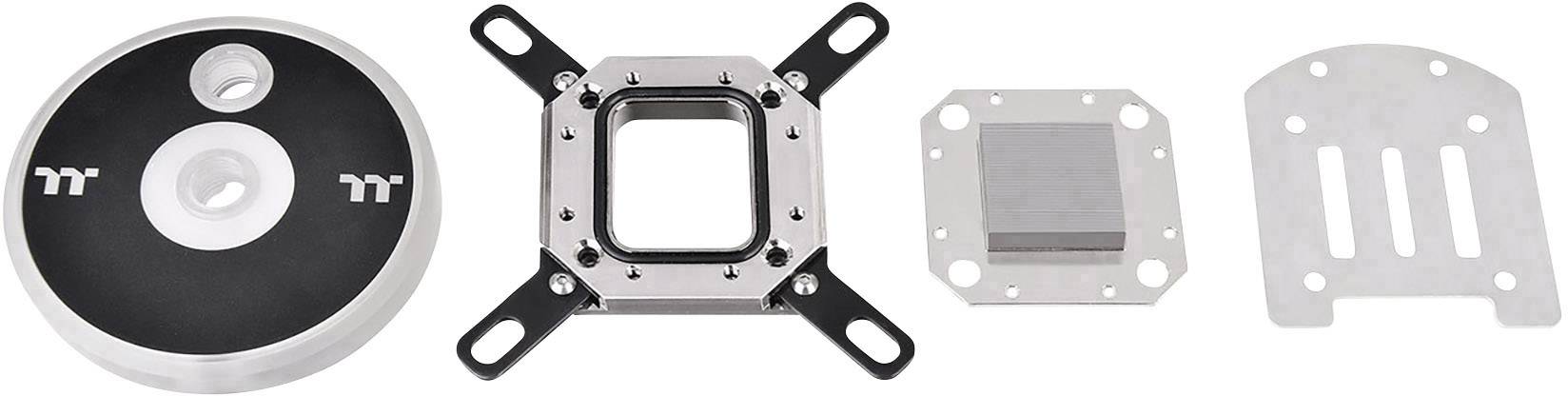 Cztery elementy metalowo-plastikowego systemu chłodzenia wodnego komputera, w tym pokrywa wentylatora i płyta mocująca.