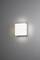 Biała, kwadratowa lampa ścienna na szarej ścianie, emitująca delikatne światło; nowoczesny, minimalistyczny design.