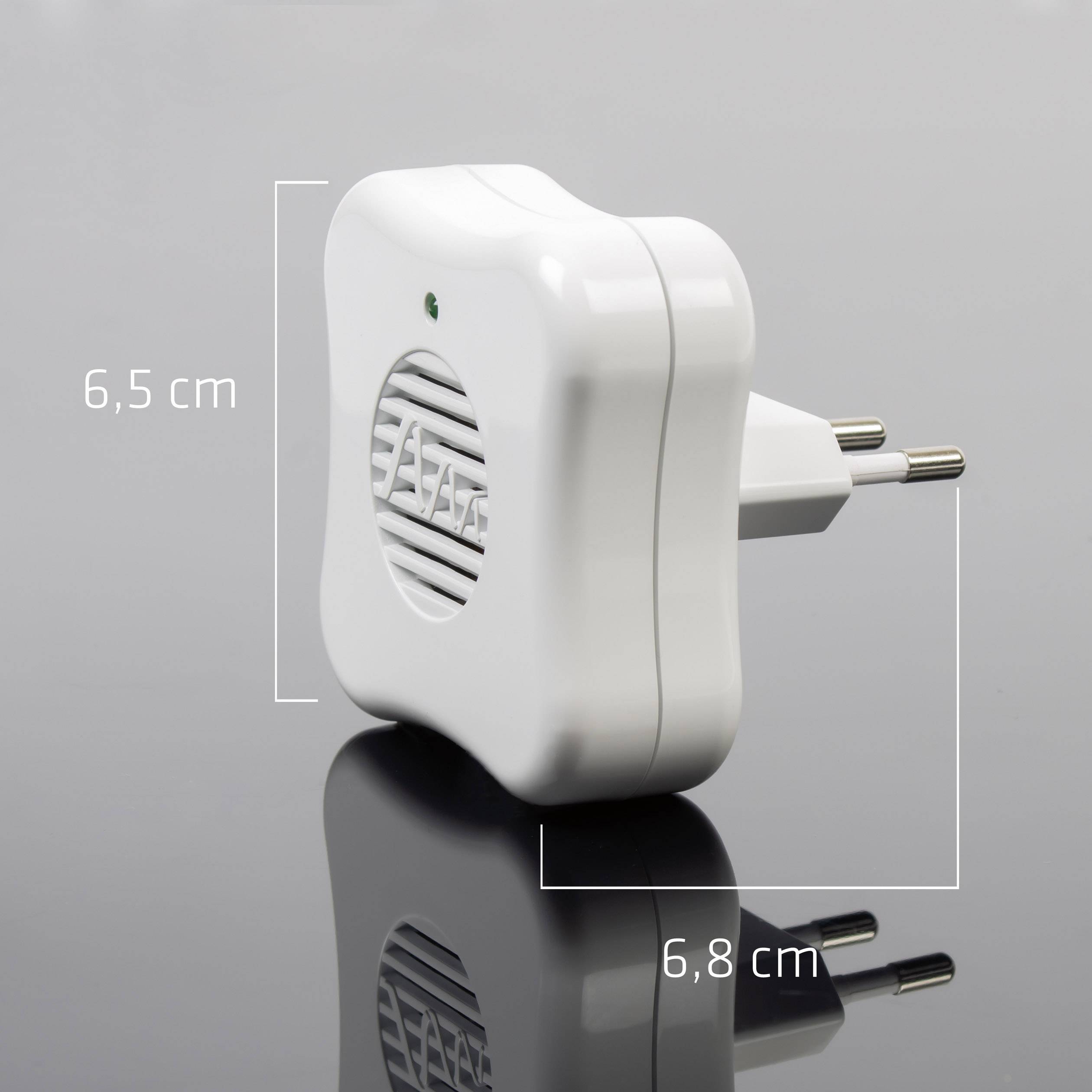 Biały adapter do gniazdek elektrycznych o wymiarach 6,5 cm x 6,8 cm.