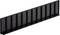 Długi, czarny plastikowy pasek z kilkoma pionowymi przegrodami, prawdopodobnie element rozdzielający lub ograniczający.