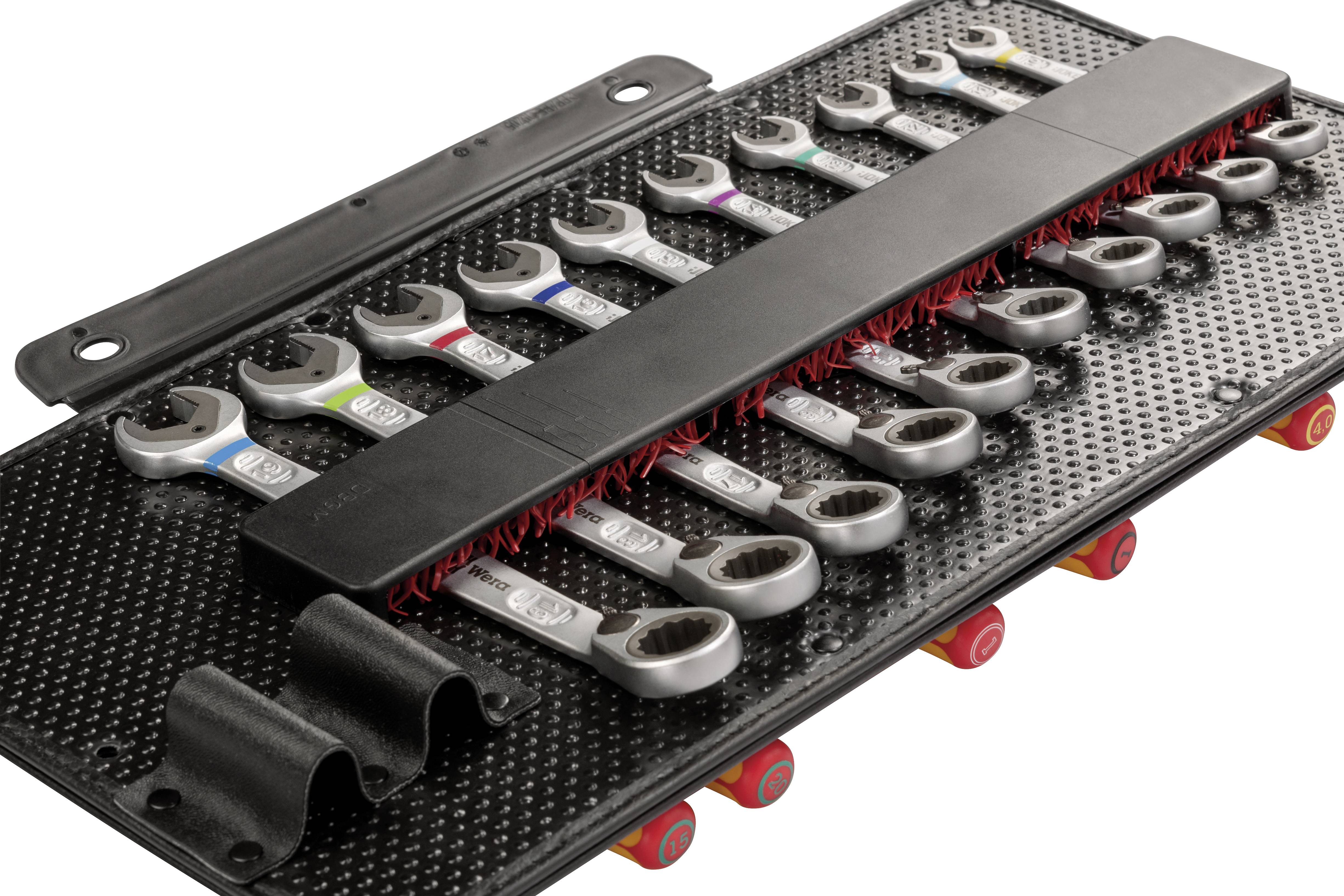 Zestaw kluczy płaskich w różnych rozmiarach jest starannie ułożony w czarnej skrzynce narzędziowej.