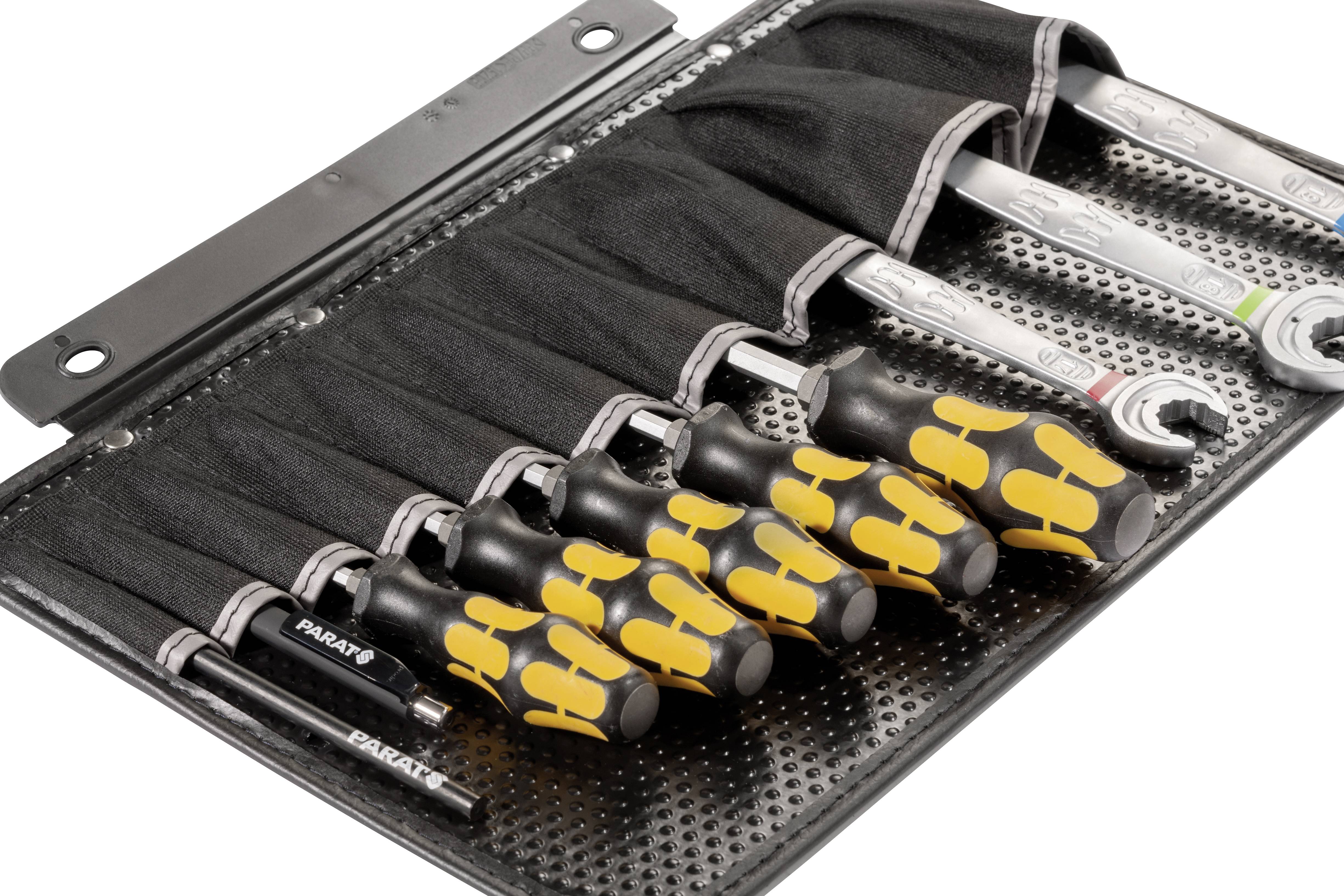 Zestaw narzędzi składający się z siedmiu wkrętaków i dwóch kluczy oczkowych, umieszczony w czarnej torbie materiałowej, rozłożony i ułożony do prezentacji.