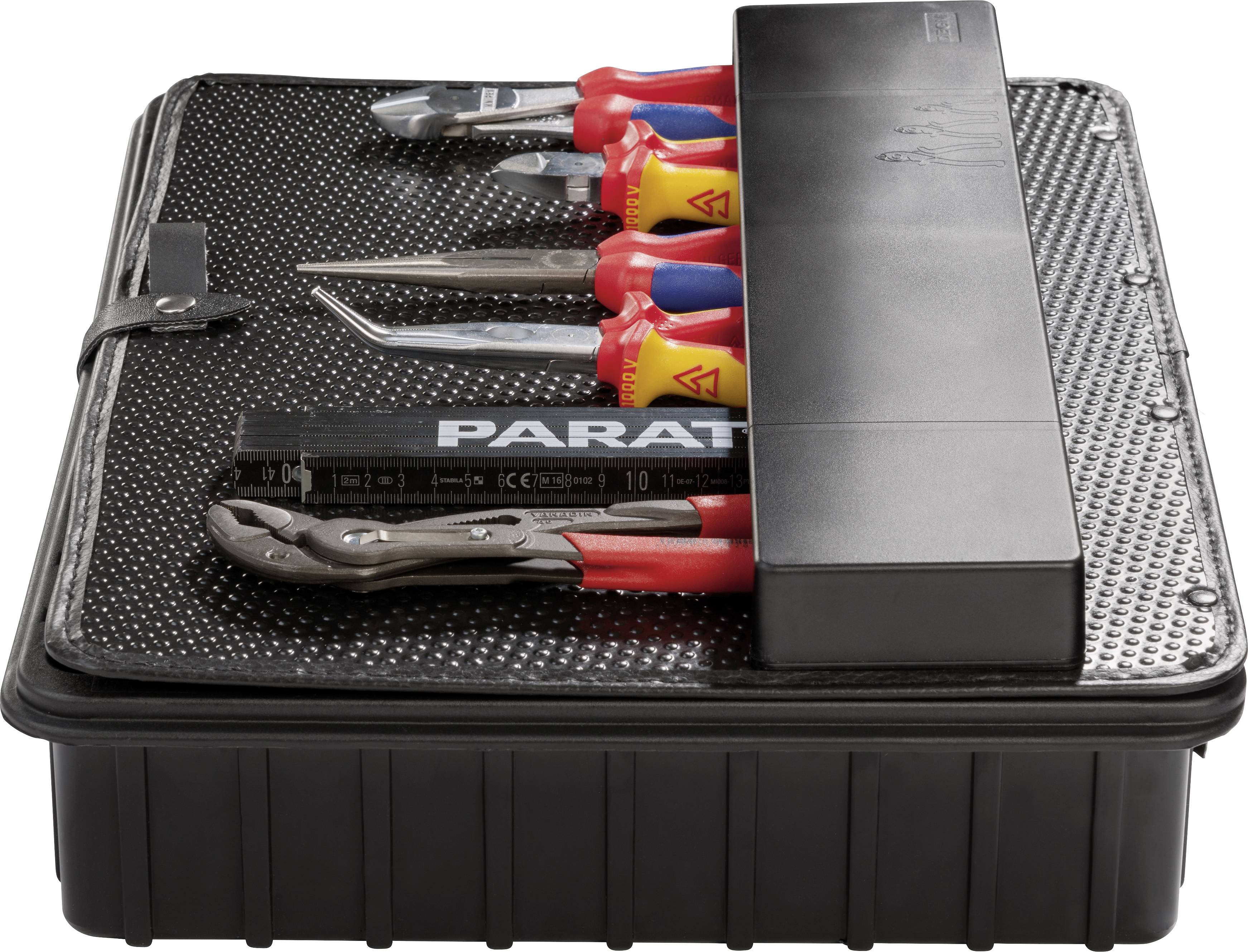 Zestaw narzędziowy z różnymi narzędziami ręcznymi, takimi jak szczypce i śrubokręty. Są one starannie ułożone na czarnym podłożu.