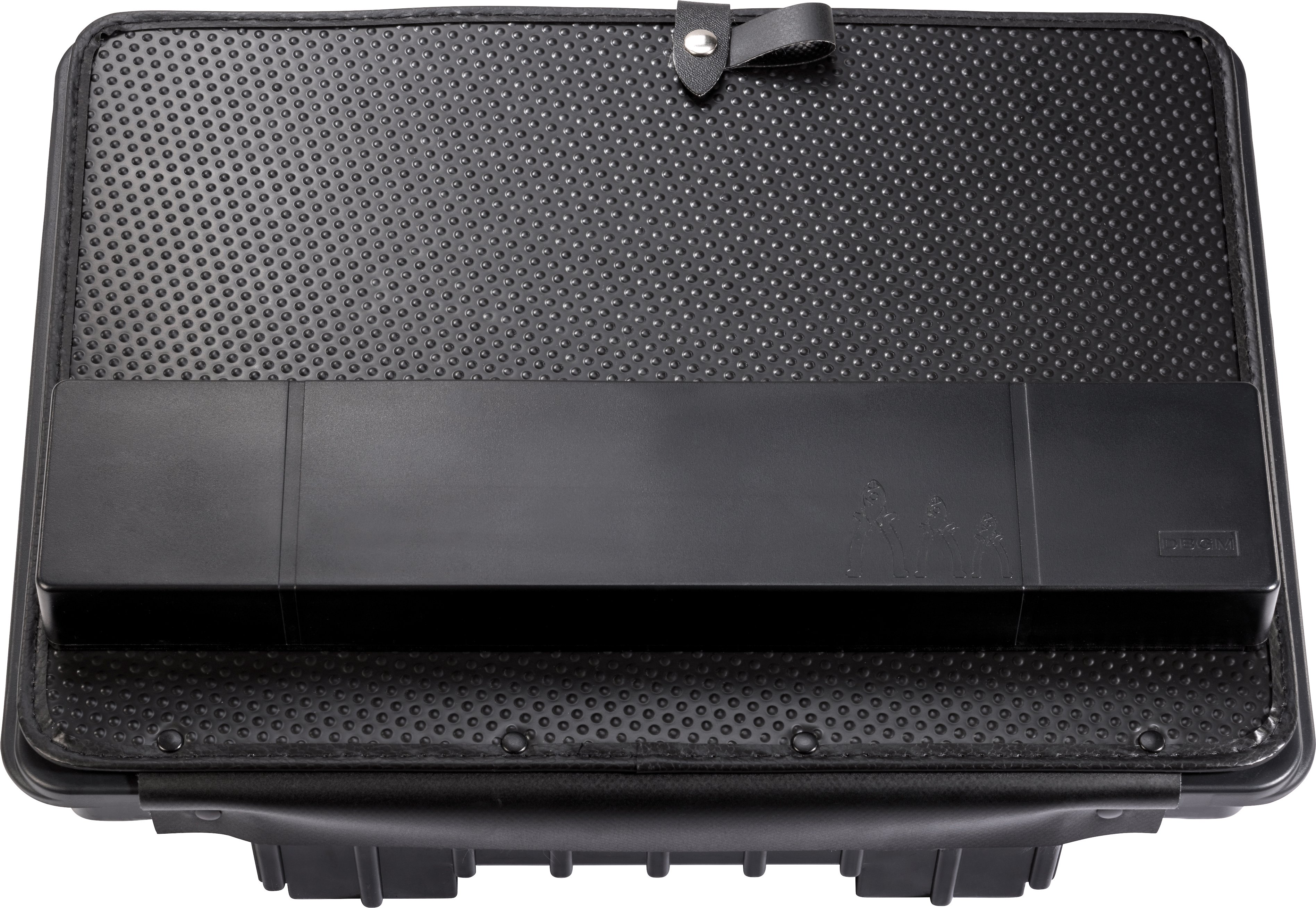 Czarny, prostokątny kufer z profilowaną pokrywą i paskiem pośrodku górnej części.