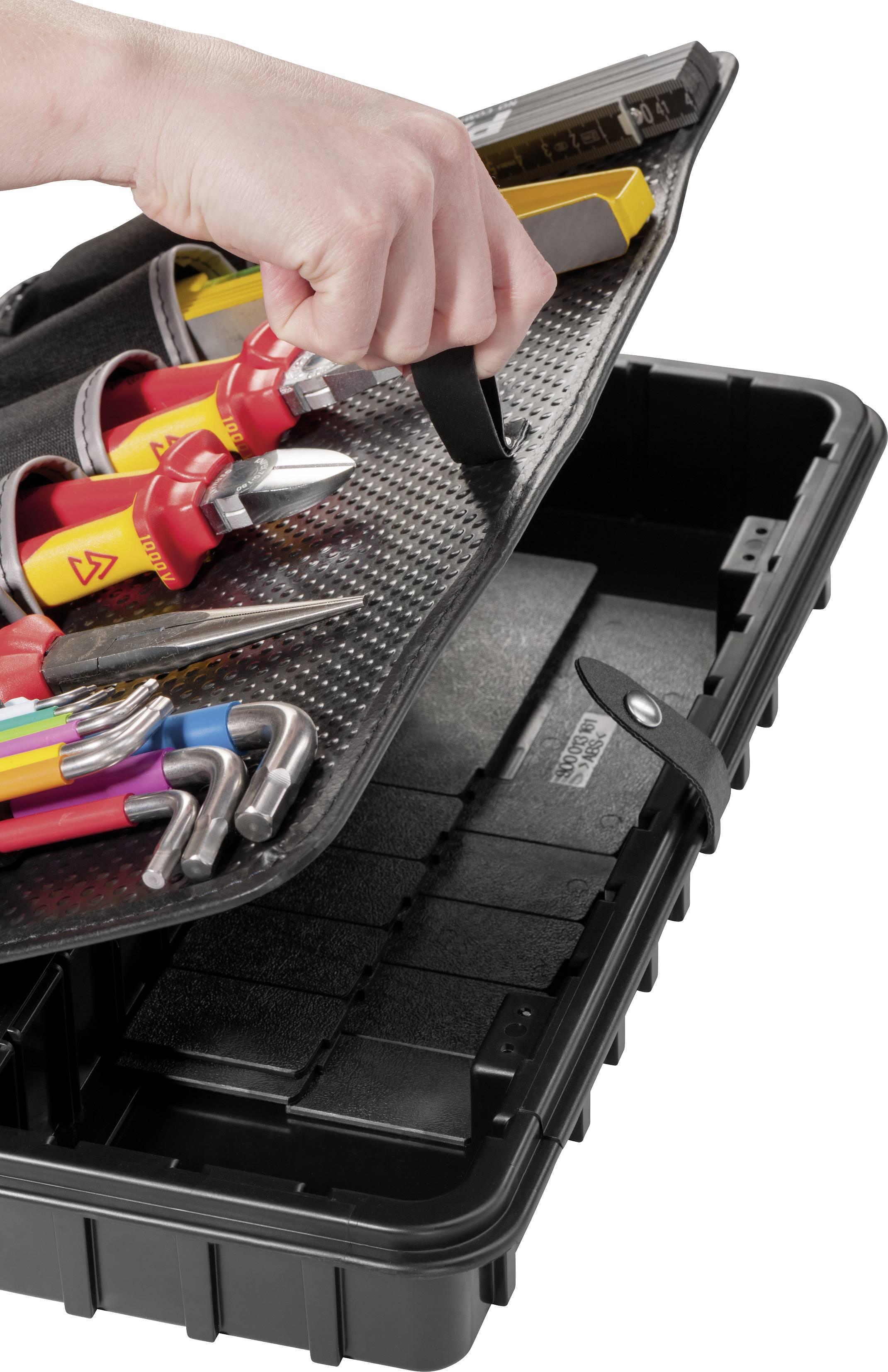 Dłoń sięga po narzędzia w skrzynce narzędziowej. Widoczne są różne narzędzia, takie jak śrubokręty, szczypce i pisaki.