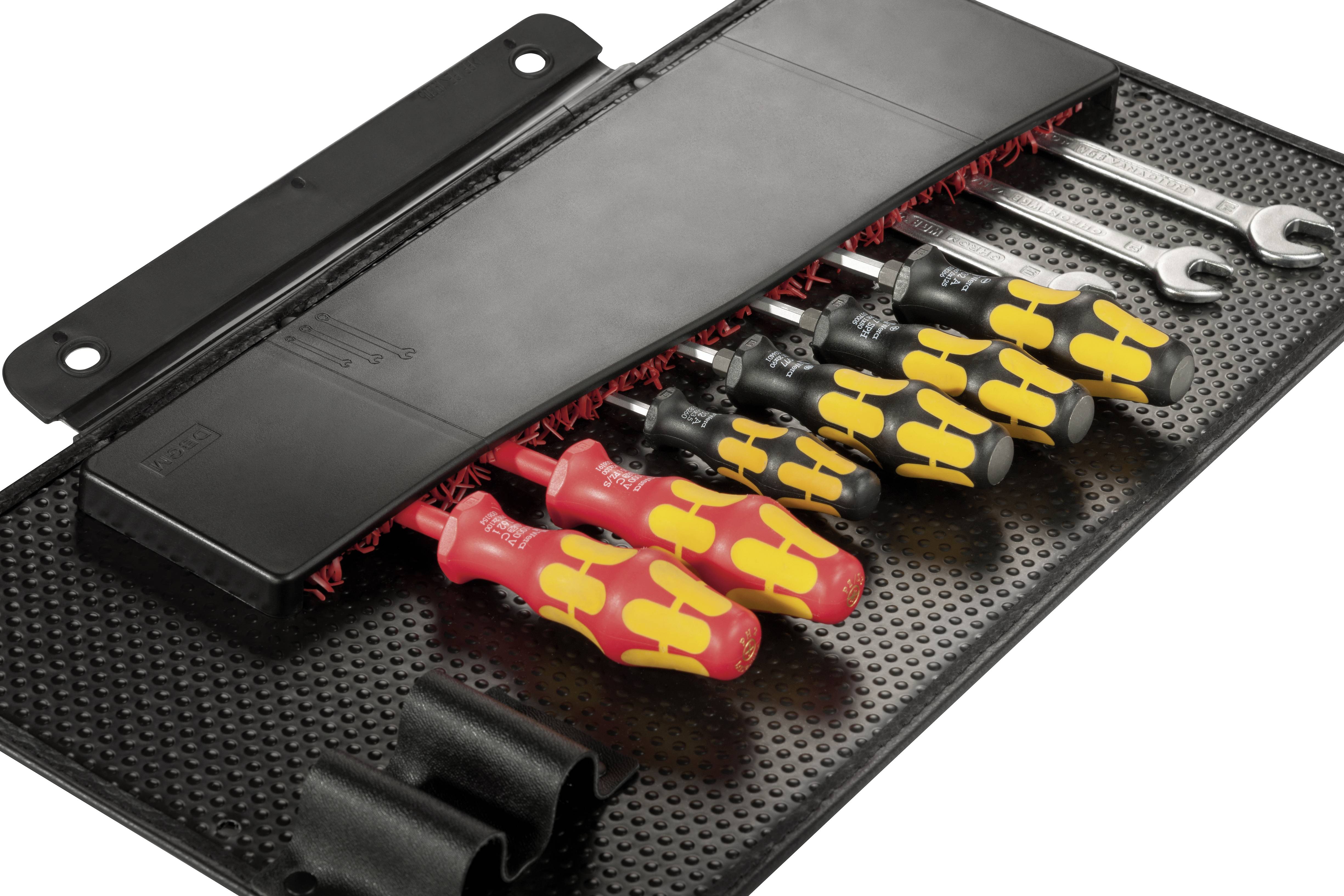 Zestaw wkrętaków z ergonomicznymi uchwytami i dwoma kluczami w uchwycie narzędziowym na czarnym tle.