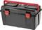 Czarny skrzynka narzędziowa z czerwonym uchwytem i dwoma małymi przegródkami na górze.