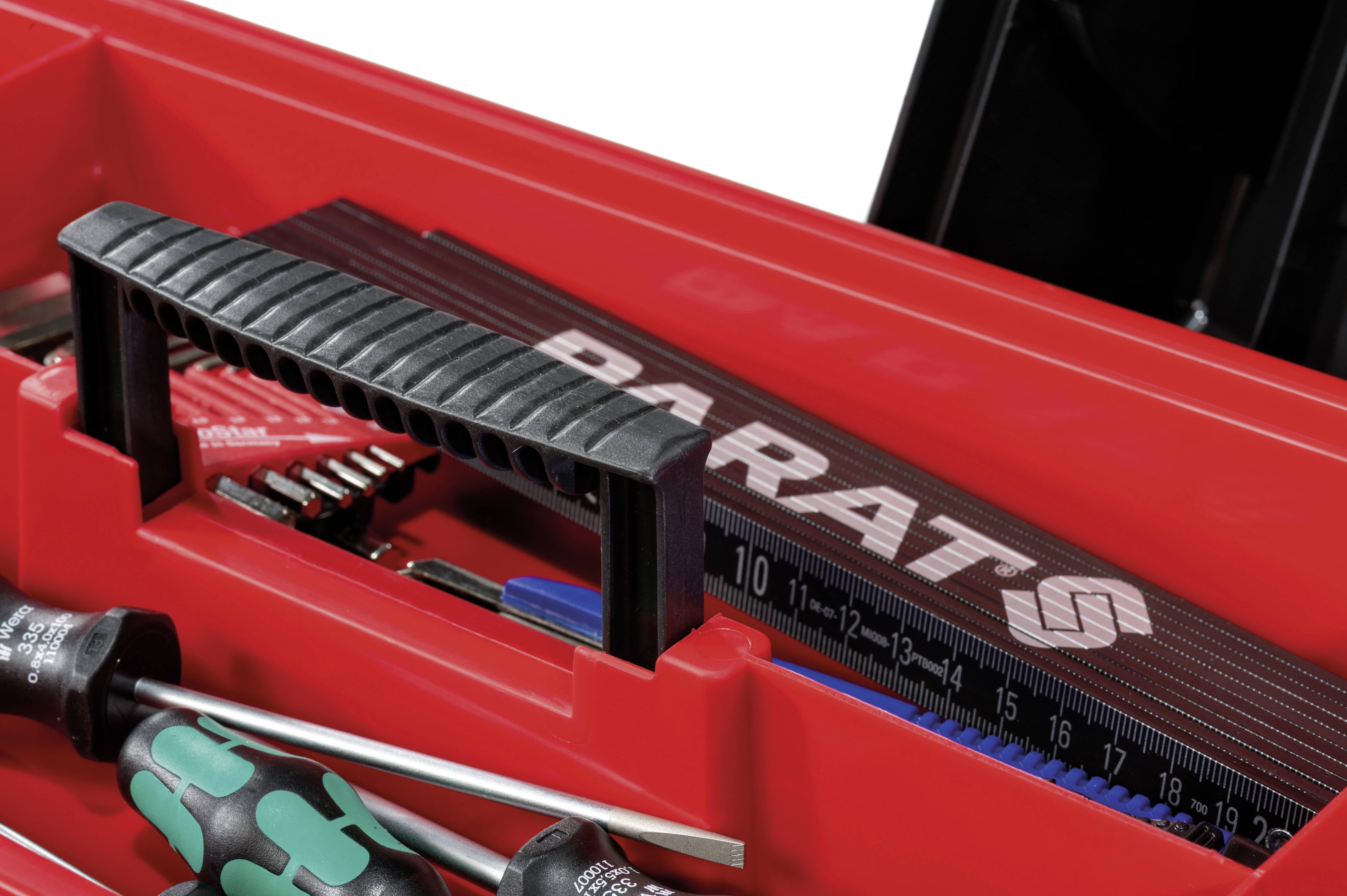 Czerwona skrzynka narzędziowa zawiera różne narzędzia, w tym śrubokręty, linijkę i zestawy bitów.