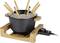 Czarny garnek do fondue na drewnianym stojaku z kilkoma kolorowymi widelcami i regulatorem temperatury z boku.
