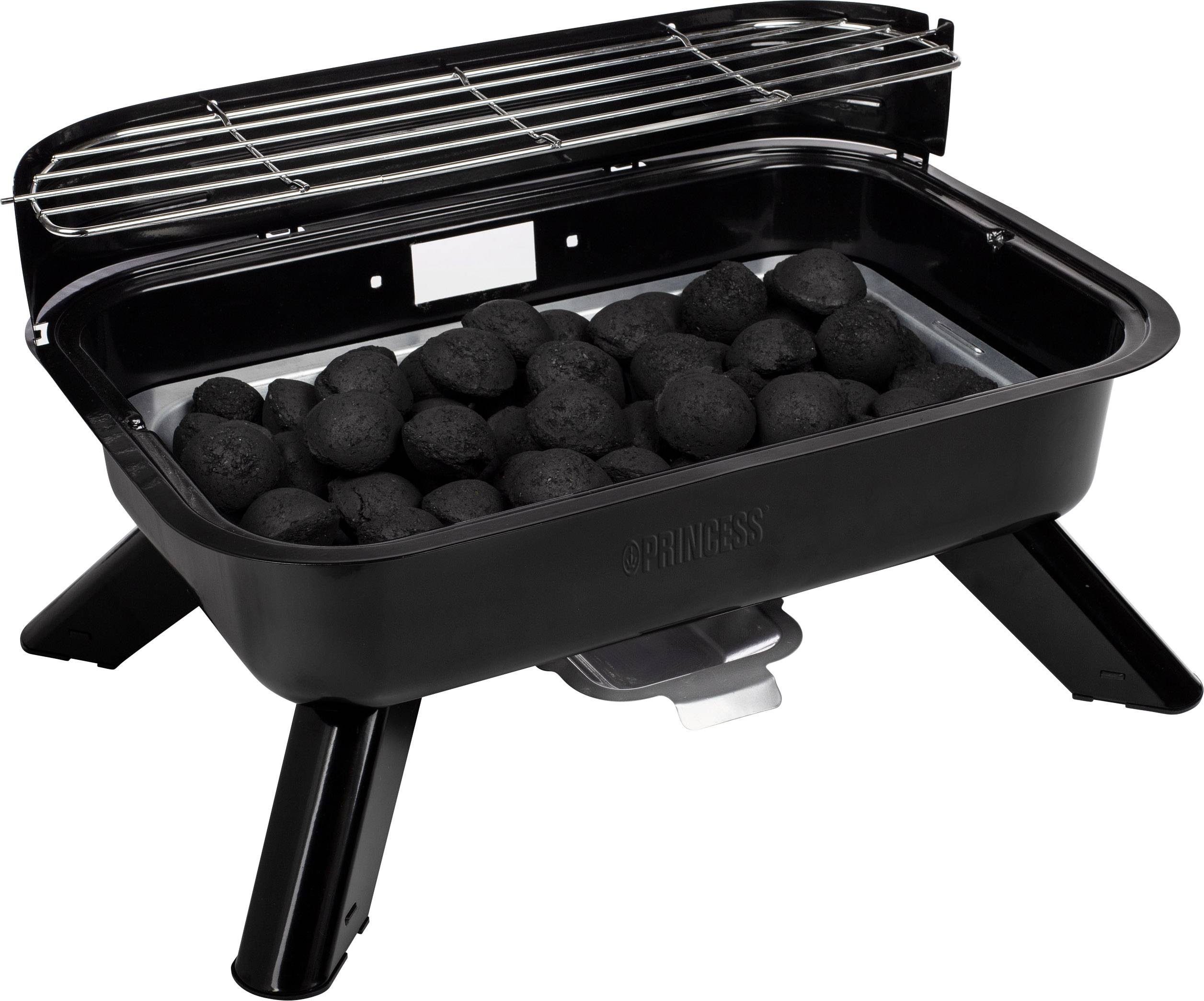 Przenośny grill węglowy z otwartą pokrywą, wypełniony brykietami, gotowy do grillowania. Grill stoi na krótkich nogach.