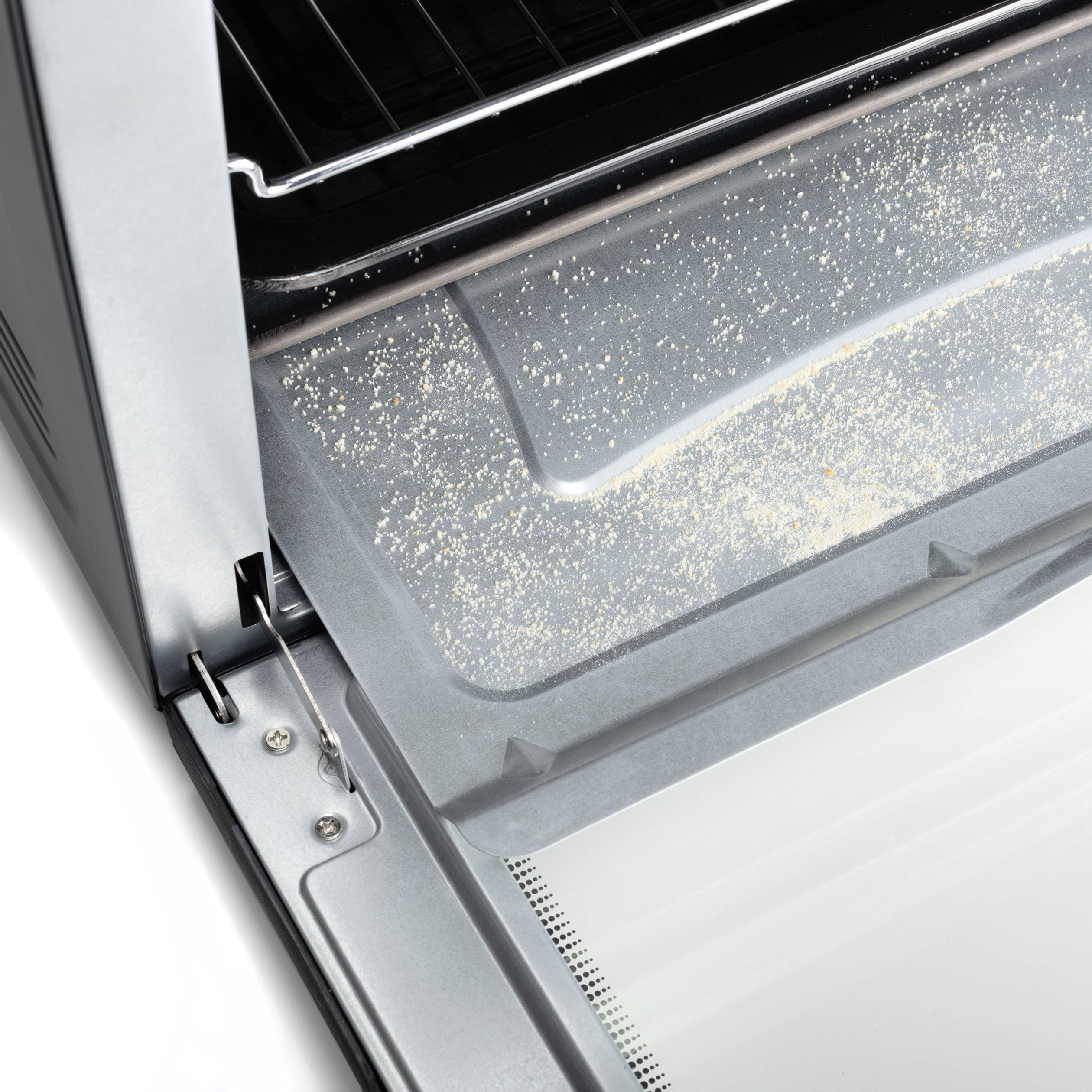 Drzwi pieca od wewnątrz pokryte warstwą pylistego proszku, czekające na oczyszczenie.