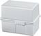 Szary pojemnik z tworzywa sztucznego z zdejmowaną pokrywką, w kształcie prostokąta. Odpowiedni do przechowywania lub transportu mniejszych przedmiotów.