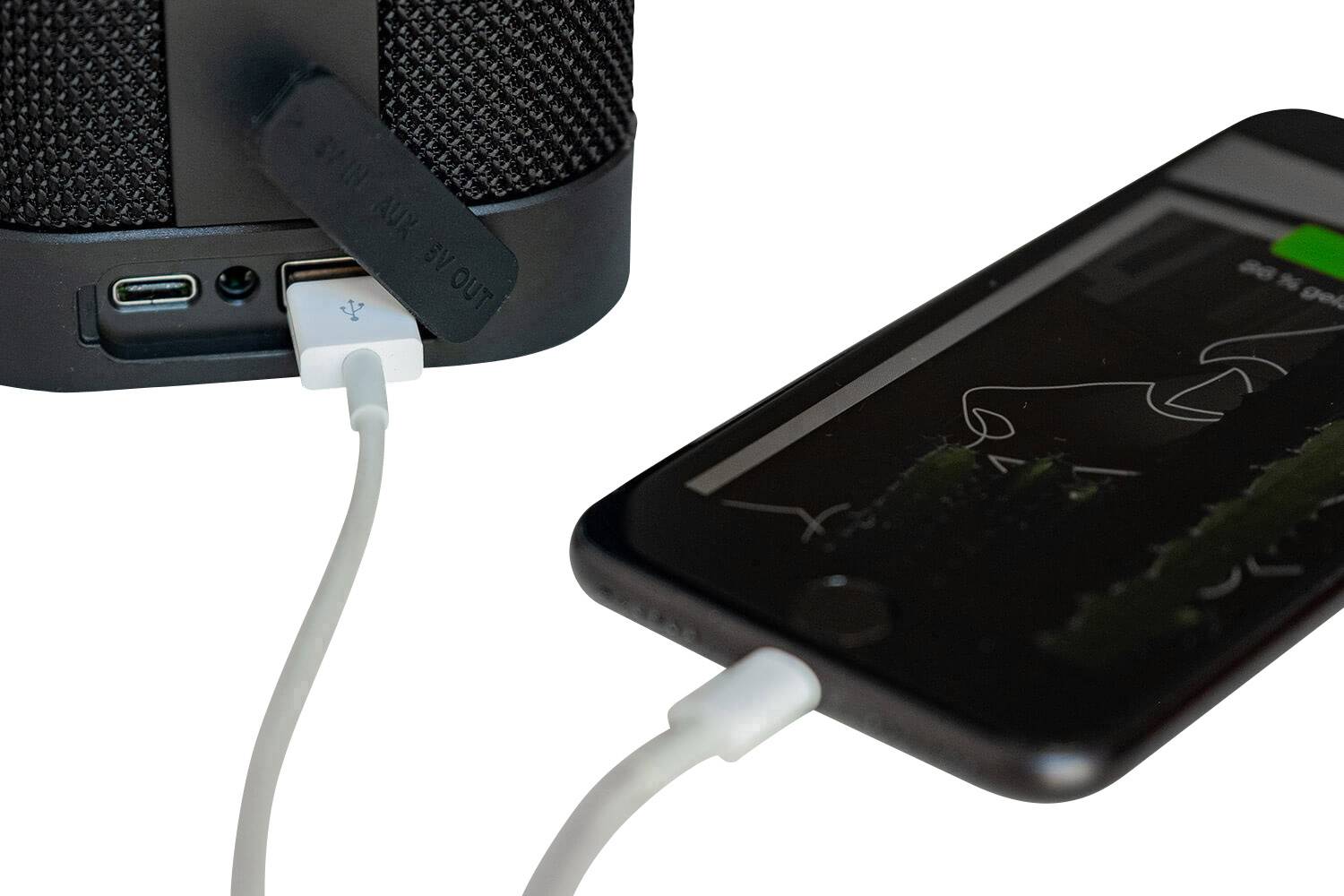 Smartfon jest ładowany przez kabel USB z przenośnym głośnikiem. Głośnik prezentuje kilka możliwości podłączenia.