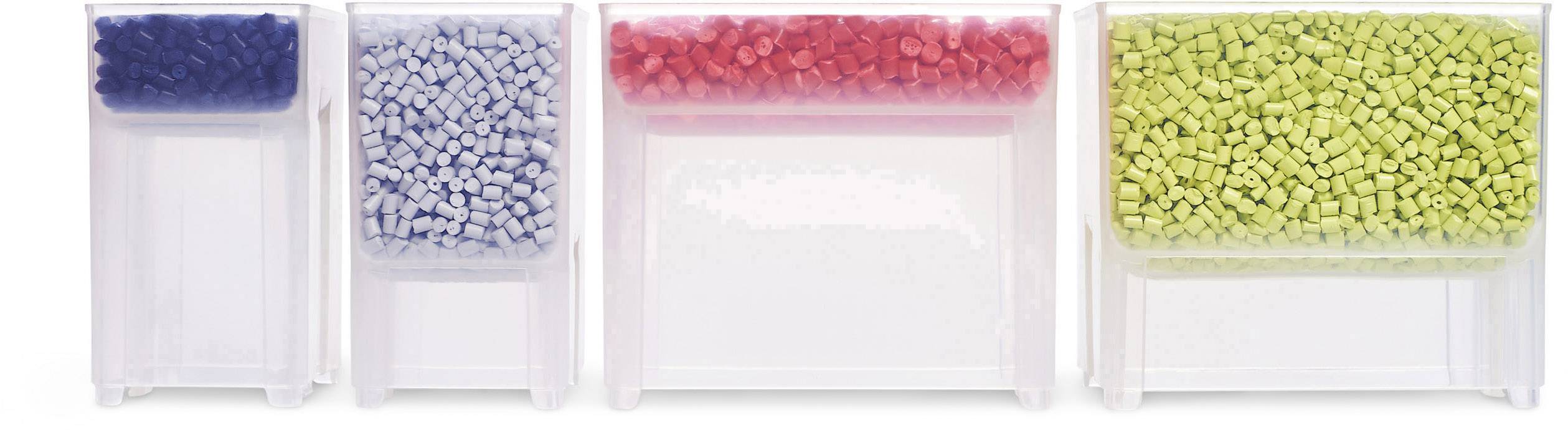 'Cztery przezroczyste pudełka zawierają niebieskie, fioletowe, czerwone i zielone granulki plastikowe.'