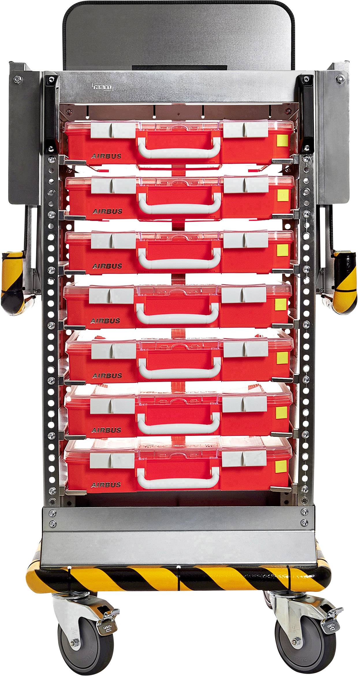 Wózek metalowy z siedmioma czerwonymi skrzynkami, każda z białą rączką. Wózek posiada koła i osłony z boku.