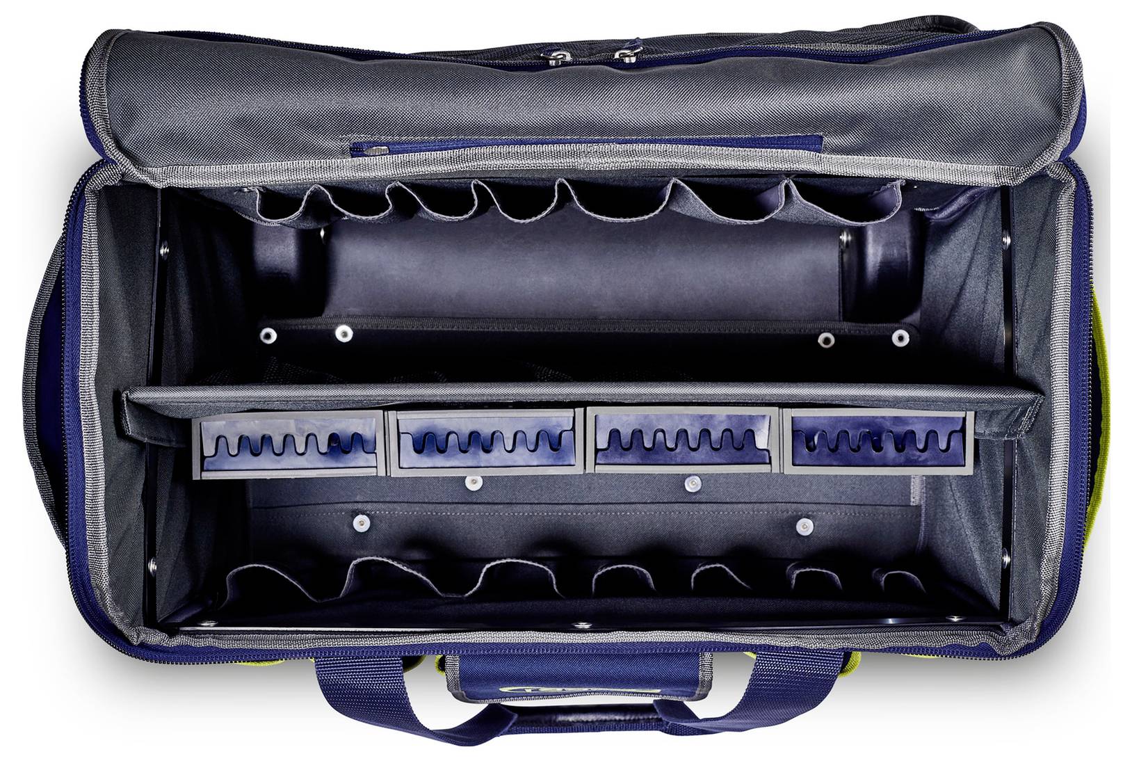 Otwarty czarny i szary torba sportowa z wieloma przegrodami, w tym miejscami do organizacji sprzętu, sfotografowana z góry.