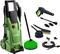 Myjka ciśnieniowa z zielona obudową stoi obok akcesoriów: różnych dysz, szczotek i węża.