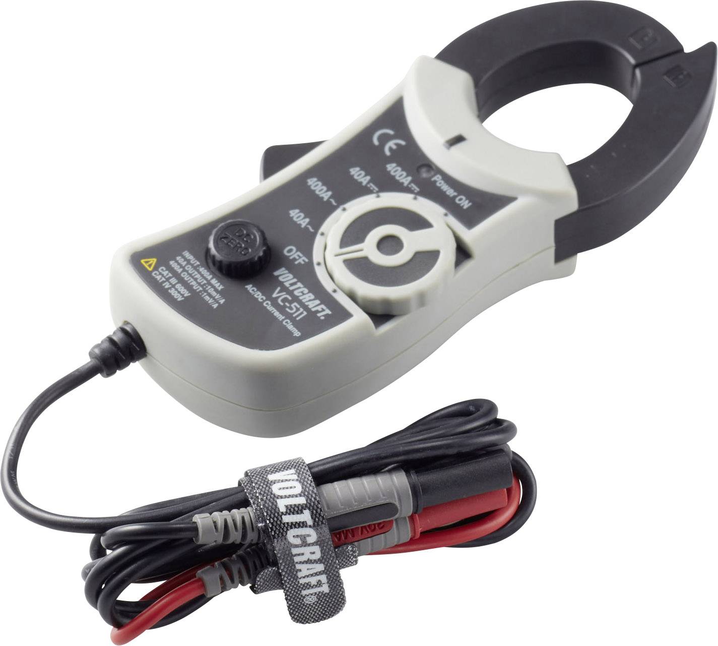 Miernik prądu z ramieniem zaciskowym i podłączonym przewodem. Wyposażony w przyciski sterujące do wyboru różnych zakresów pomiarowych prądu.