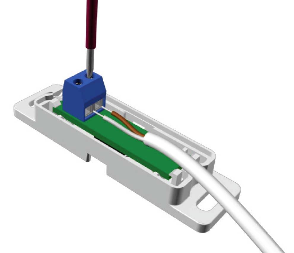 Śrubokręt mocuje dwa przewody przy złączu elektrycznym na zielonej płytce drukowanej w białej obudowie.