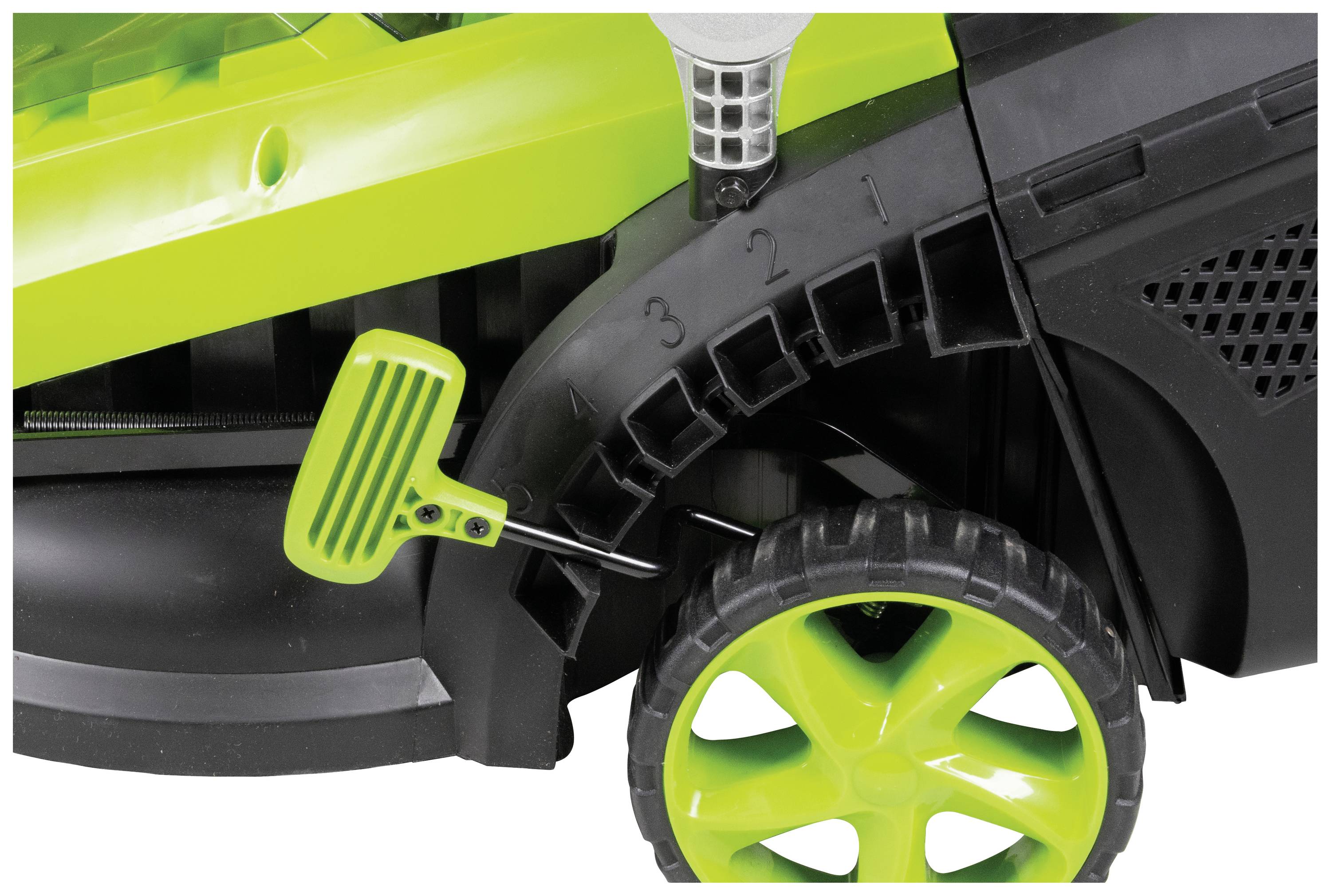 Zielona kosiarka z regulowaną wysokością koszenia, oznaczona skalą od 1 do 5, prezentuje możliwość dostosowania wysokości cięcia trawy.