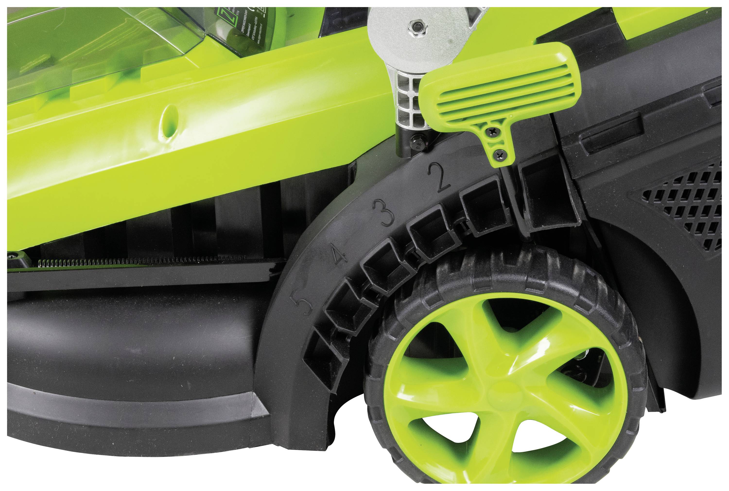 Zbliżenie koła zielonej kosiarki. Skala z numerami od 1 do 4 wskazuje możliwą do ustawienia wysokość koszenia.