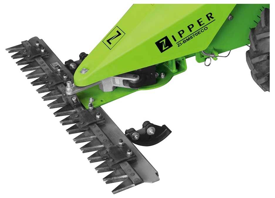 Zielona kosiarka Zipper ZI-BM870ECO z ostrymi metalowymi ostrzami, przeznaczona do koszenia lub cięcia, przedstawiona na białym tle.