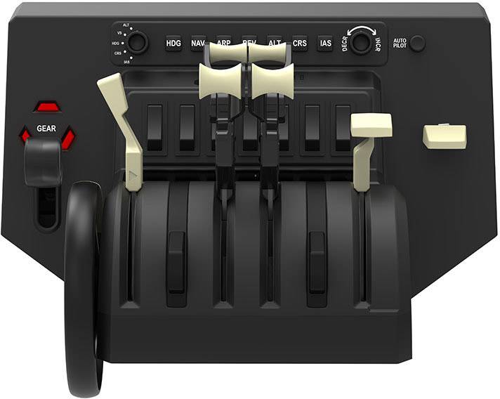 Symulator lotu z konsolą sterowania, wyposażoną w kilka dźwigni do kontroli ciągu silnika, klap podejścia do lądowania i podwozia. Widoczne są przełączniki uchylne oraz przyciski.