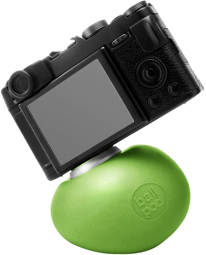 Cyfrowy aparat fotograficzny na zielonym, kulistym statywie, służącym jako elastyczna podstawa, umożliwia różnorodne ujęcia pod różnymi kątami.