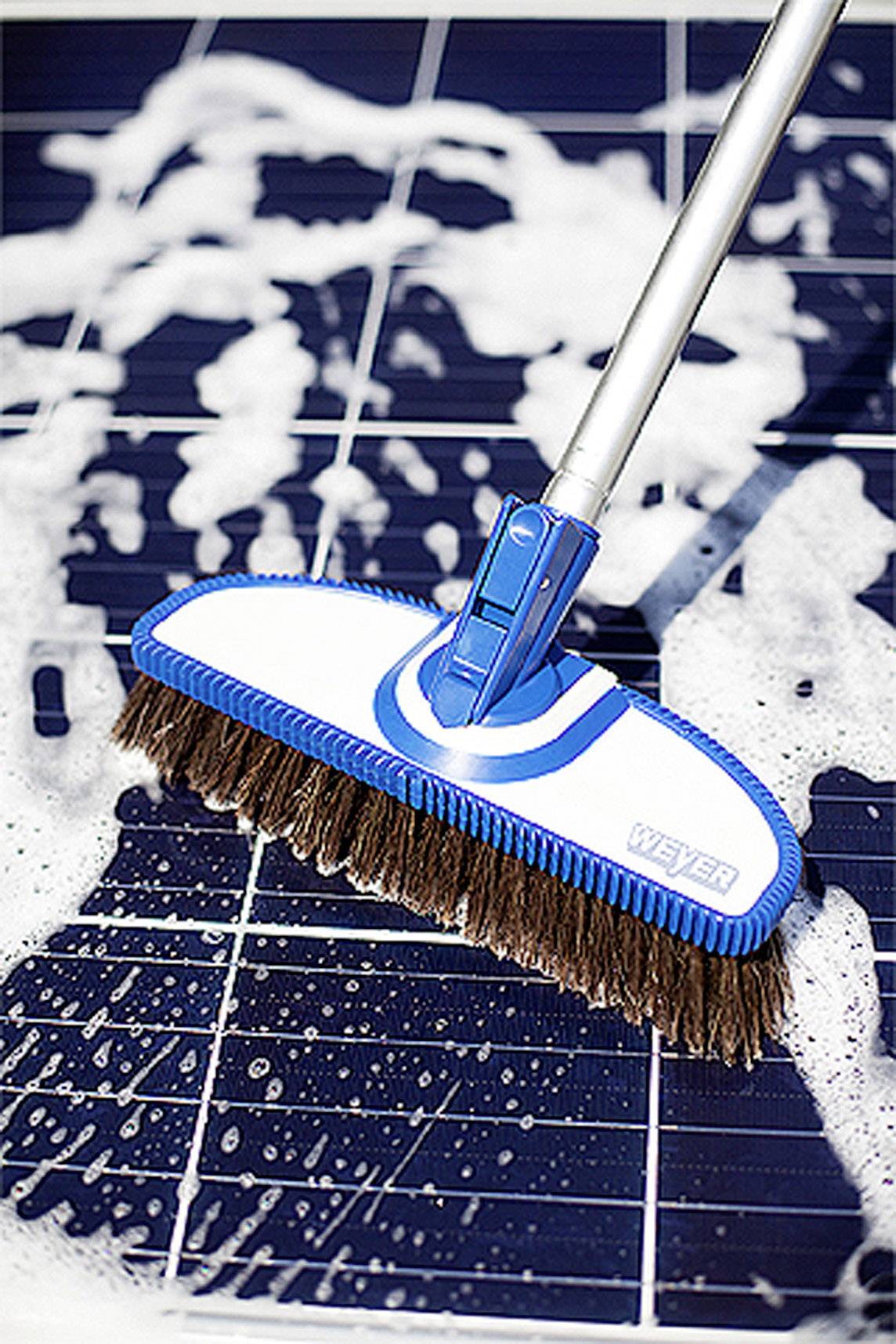 Miotła z roztworem mydlanym czyści ogniwo słoneczne.